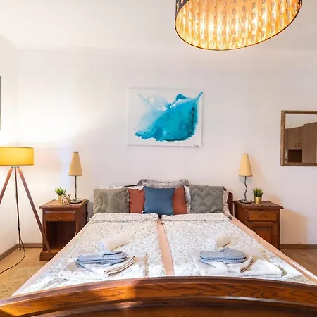 Central Studio Apartment *