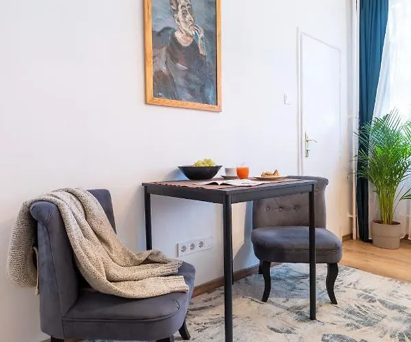 Central Studio Apartment Apartament Alba Regalǎ